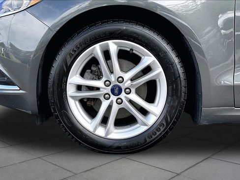Used 2018 Ford Fusion SE w/ Fusion SE Technology Package FWD image 11