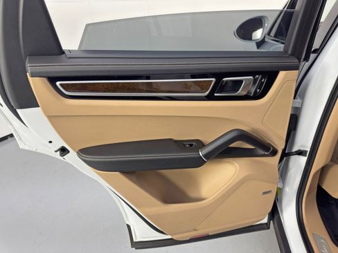 Used 2022 Porsche Cayenne S Platinum w/ Premium Package Plus image 44