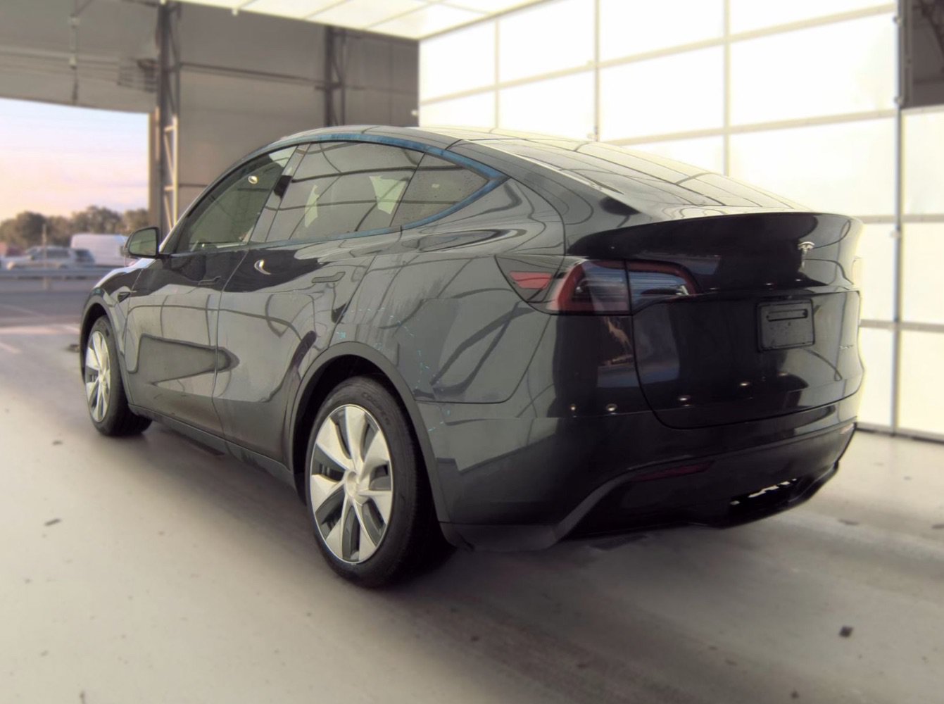 Used 2024 Tesla Model Y Long Range AWD/4WD image 6