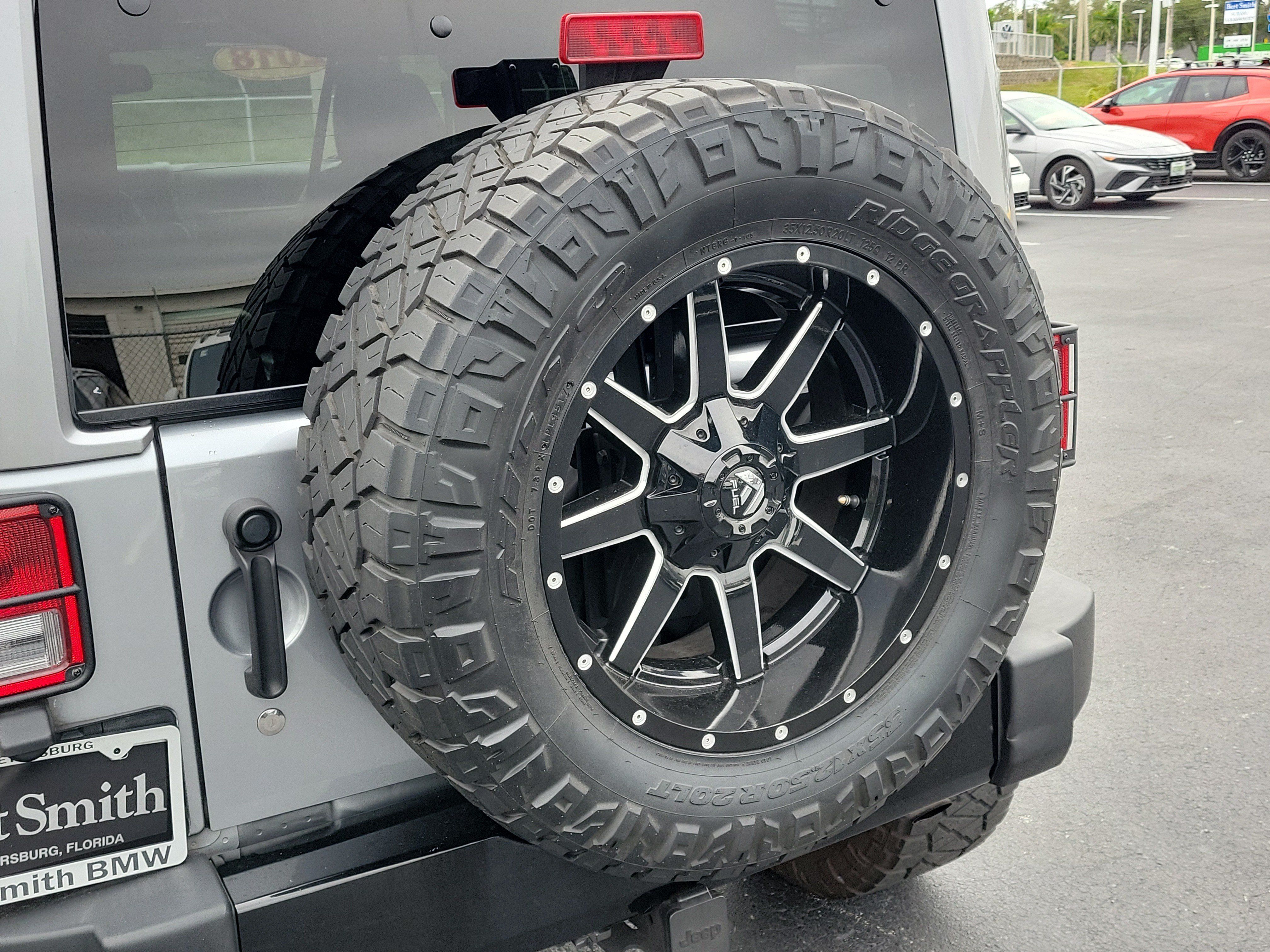 Used 2018 Jeep Wrangler Unlimited Sahara AWD/4WD image 9