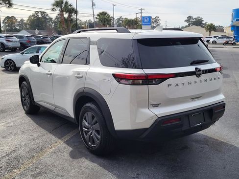Used 2025 Nissan Pathfinder SV image 6