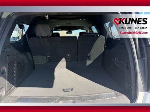 Used 2023 Chevrolet Suburban Premier image 5