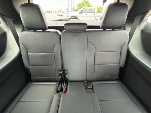 Used 2024 Chevrolet Traverse Z71 AWD/4WD image 37