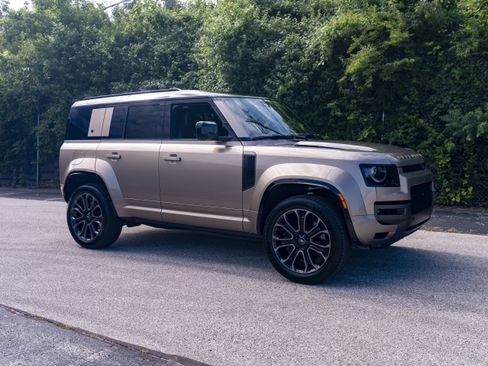 Used 2025 Land Rover Defender 110 AWD/4WD image 16