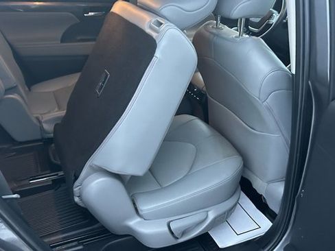 Used 2023 Toyota Highlander Limited image 54
