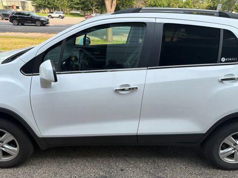 Used 2019 Chevrolet Trax LT w/ LT Convenience Package AWD/4WD image 3
