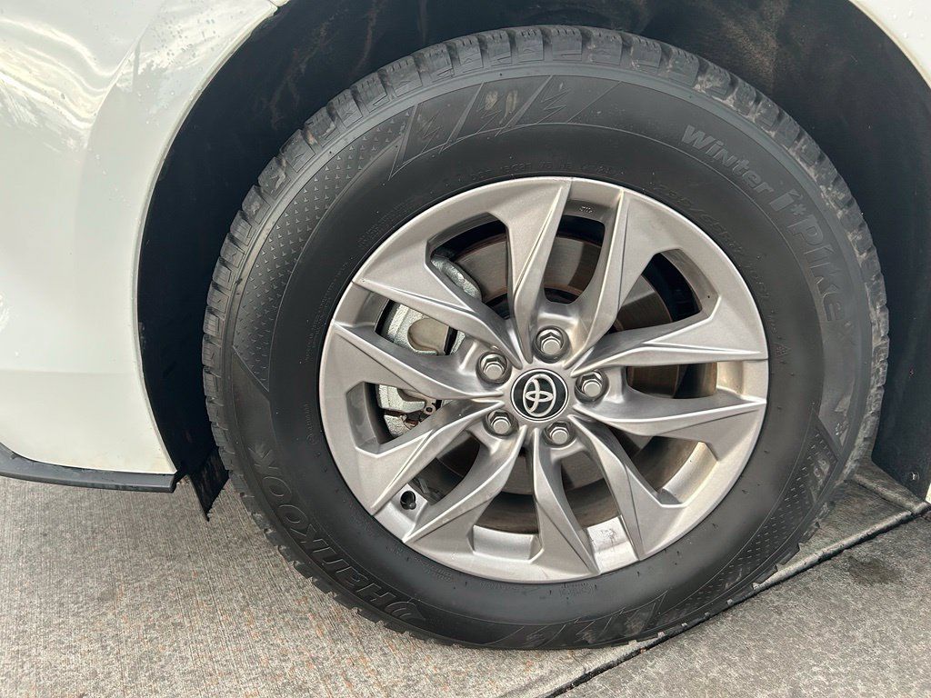 Used 2025 Toyota Sienna LE AWD/4WD image 31