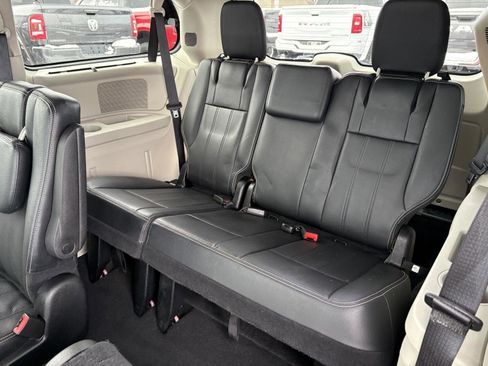 Used 2015 Chrysler Town & Country Touring-L w/ Driver Convenience Group image 16