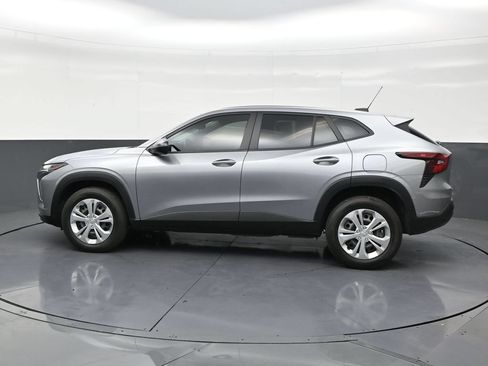 Used 2025 Chevrolet Trax LS FWD image 2