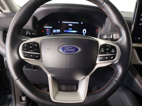 Used 2025 Ford Explorer Active w/ Active Comfort Package RWD image 3