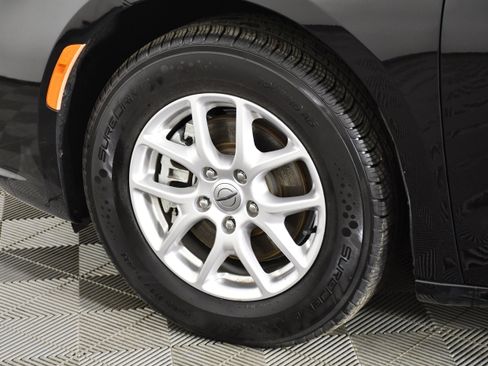 Used 2023 Chrysler Pacifica Touring-L image 51