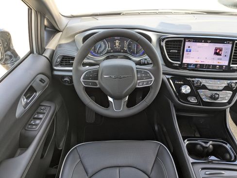New 2026 Chrysler Pacifica Limited image 15
