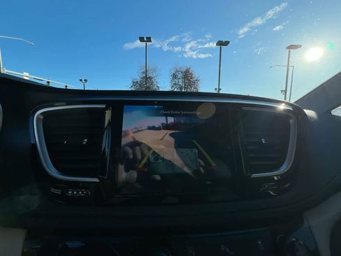 Used 2020 Chrysler Pacifica Limited image 17