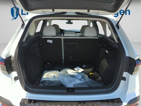 New 2026 Volkswagen Taos SE FWD image 17
