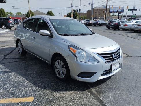 Used 2016 Nissan Versa SV FWD image 4