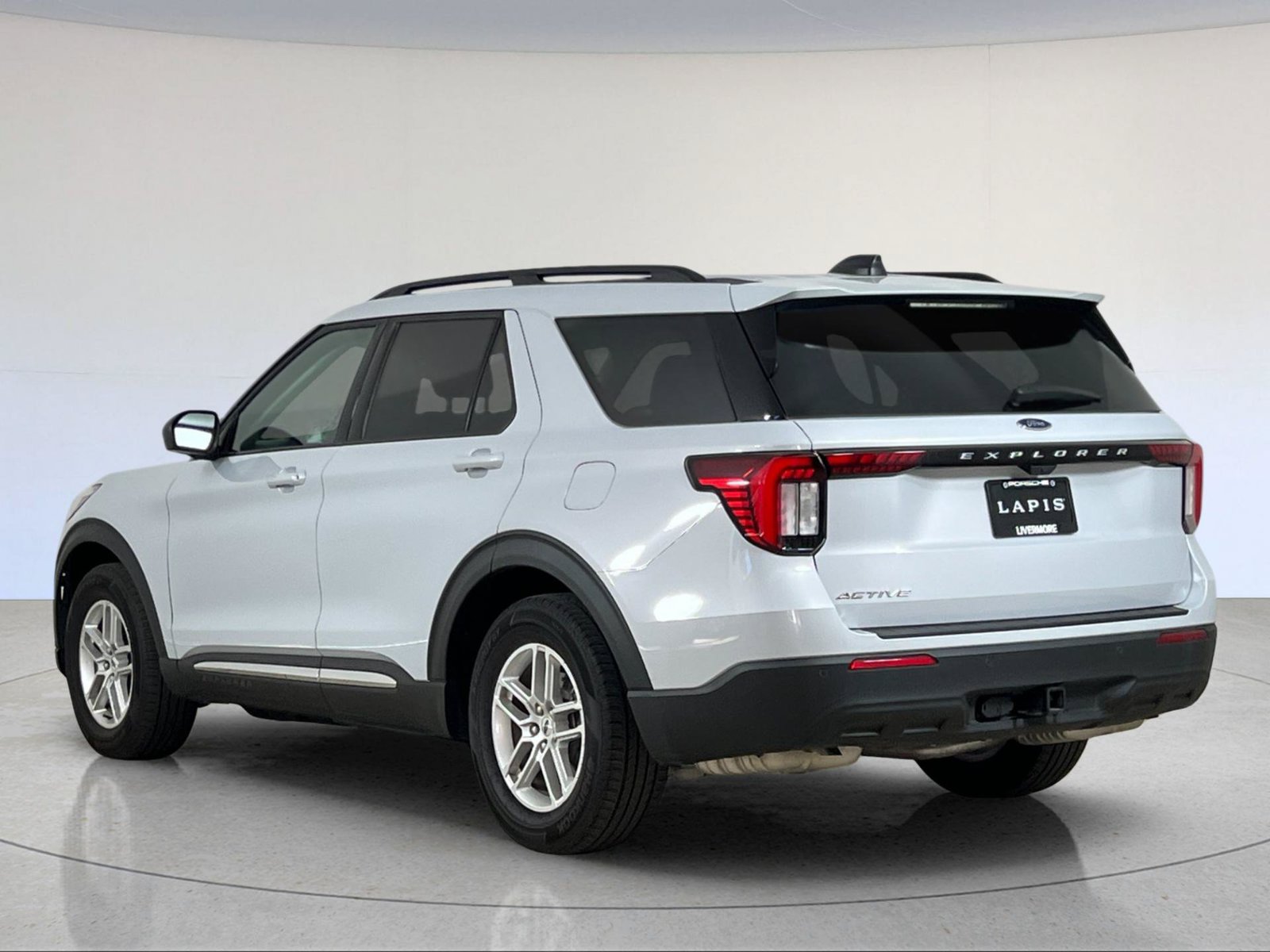 Used 2025 Ford Explorer Active RWD image 3