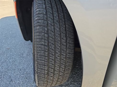 Certified 2024 Chrysler Pacifica Touring-L image 29