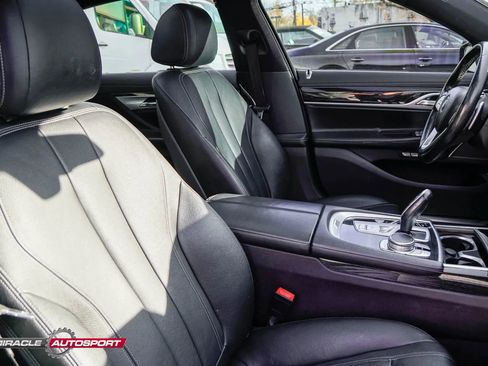 Used 2018 BMW 740i image 29