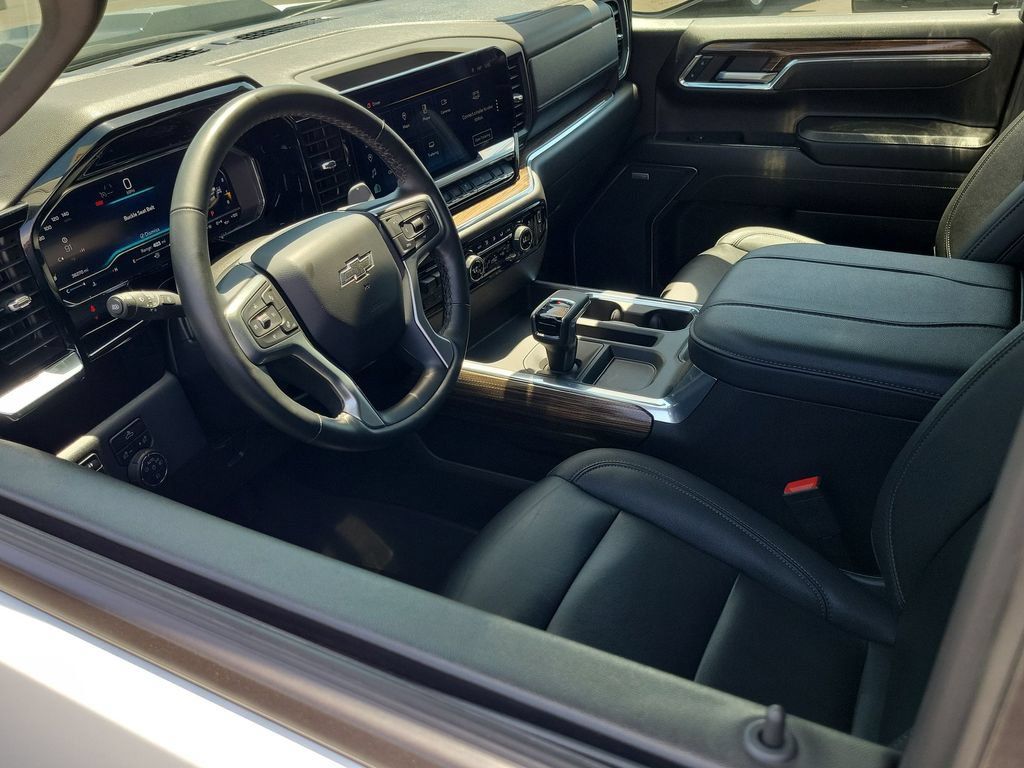 Used 2024 Chevrolet Silverado 1500 LT Trail Boss w/ Convenience Package II AWD/4WD image 10