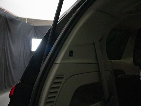 Used 2022 Chrysler Pacifica Touring-L image 21