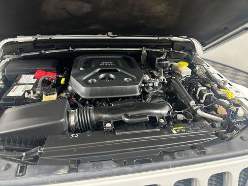 Used 2019 Jeep Wrangler Unlimited Sahara w/ Dual Top Group AWD/4WD image 29