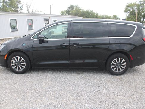 Used 2023 Chrysler Pacifica Touring-L image 4