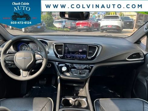 Used 2025 Chrysler Pacifica Limited FWD image 16