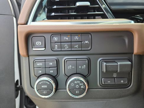 Used 2025 Chevrolet Tahoe High Country AWD/4WD image 18