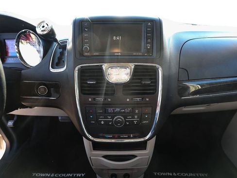 Used 2015 Chrysler Town & Country Touring w/ Driver Convenience Group FWD image 17