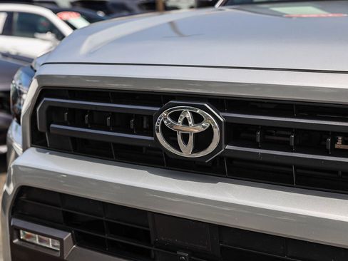 Certified 2025 Toyota 4Runner SR5 AWD/4WD image 11