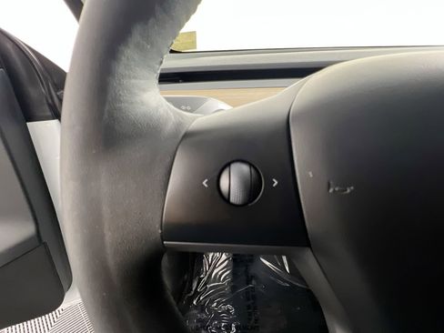 Used 2023 Tesla Model Y Performance image 18