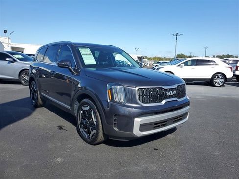 Used 2025 Kia Telluride EX w/ EX Captain's Chair Package image 2