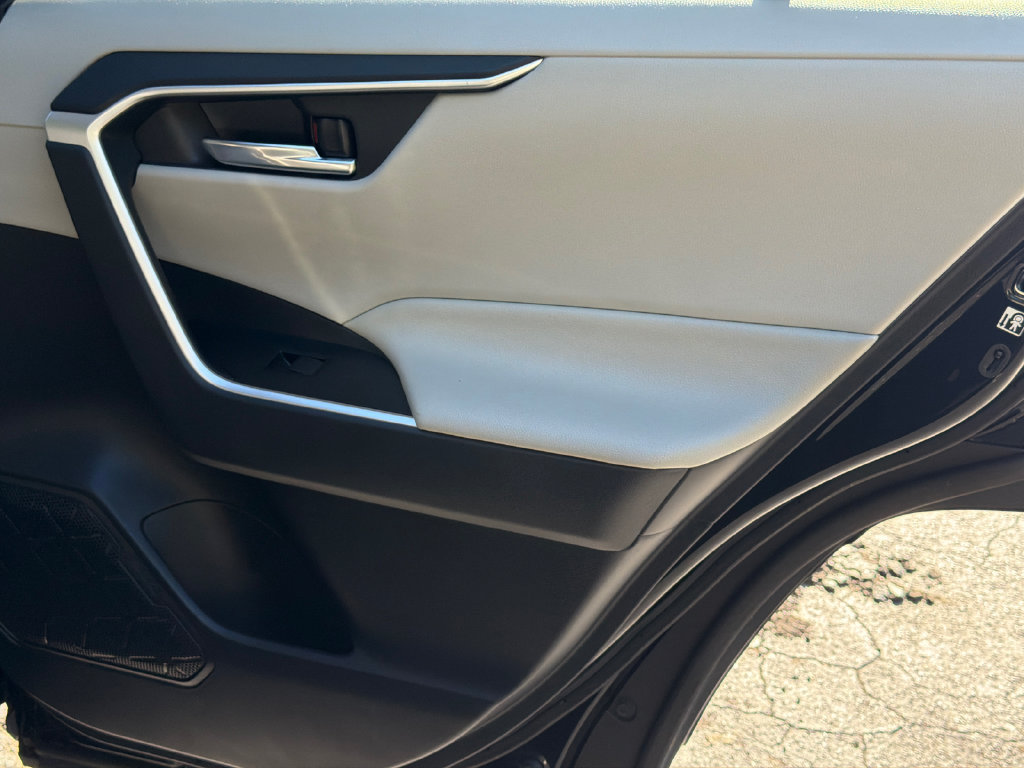 Used 2020 Toyota RAV4 XLE w/ Convenience Package FWD image 19