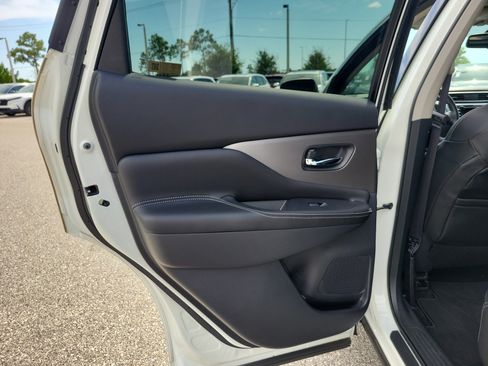Used 2024 Nissan Murano SV AWD/4WD image 14