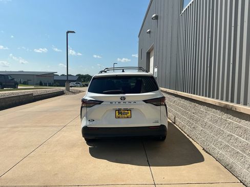Used 2024 Toyota Sienna XLE w/ XLE Plus Package AWD/4WD image 5