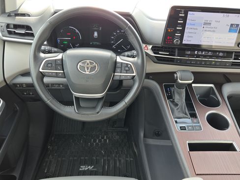 Certified 2024 Toyota Sienna XLE FWD image 16