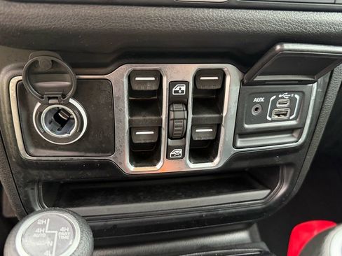 Used 2024 Jeep Wrangler Unlimited w/ Convenience Group AWD/4WD image 26