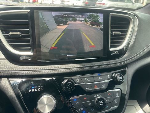 Used 2022 Chrysler Pacifica Touring FWD image 27