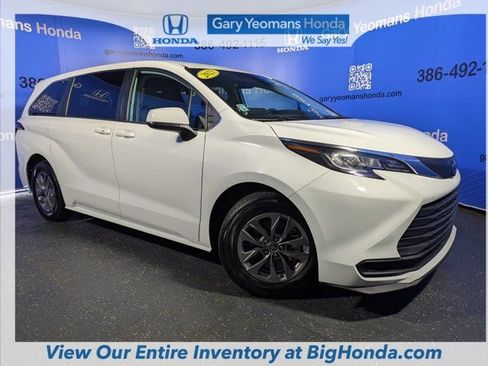 Used 2023 Toyota Sienna LE image 2