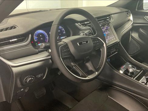 New 2025 Jeep Grand Cherokee Altitude image 17