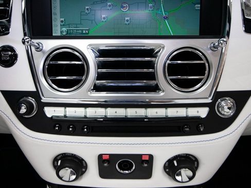 Used 2017 Rolls-Royce Dawn image 37