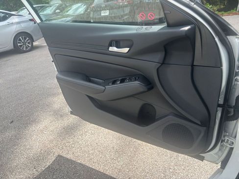 Used 2025 Nissan Altima 2.5 SV image 18