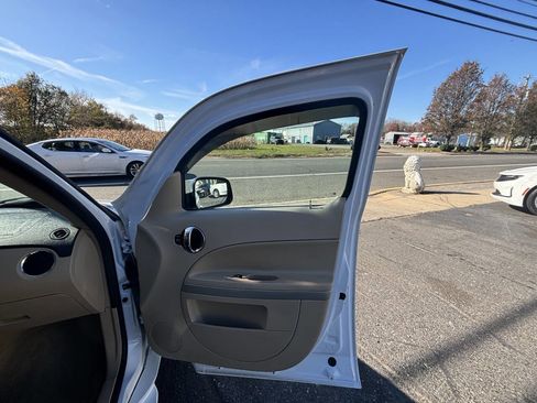 Used 2010 Chevrolet HHR LT image 23