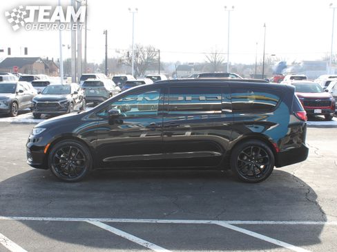 Used 2025 Chrysler Pacifica Limited image 7