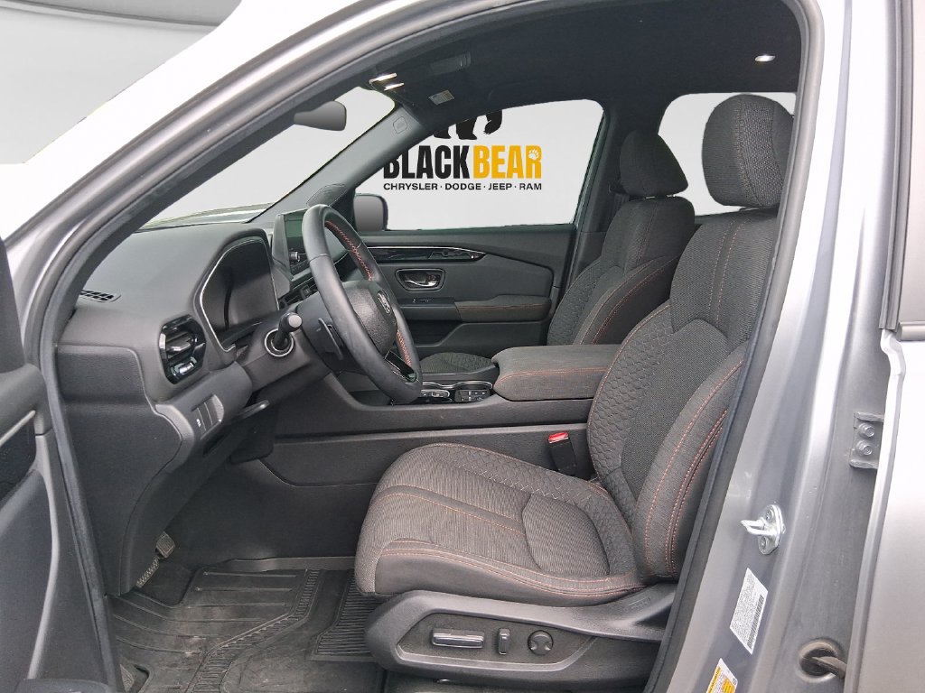 Used 2025 Honda Pilot Sport image 21