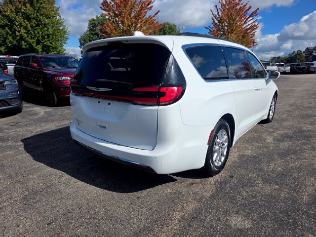 Used 2022 Chrysler Pacifica Touring-L FWD image 4