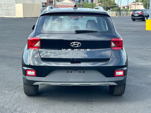 Used 2022 Hyundai Venue SEL FWD image 4