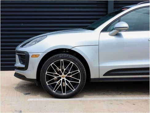 Certified 2025 Porsche Macan image 11