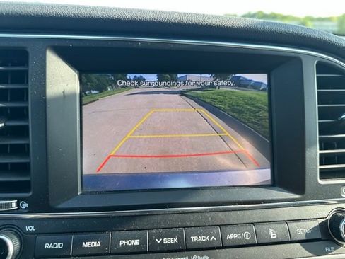 Used 2017 Hyundai Elantra Limited FWD image 13