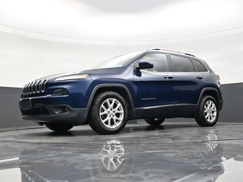Used 2018 Jeep Cherokee Latitude Plus w/ Cold Weather Group image 19